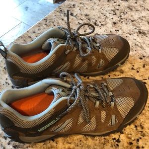 Merrell Ladies Size 9 Yakota Ventilator Hikers